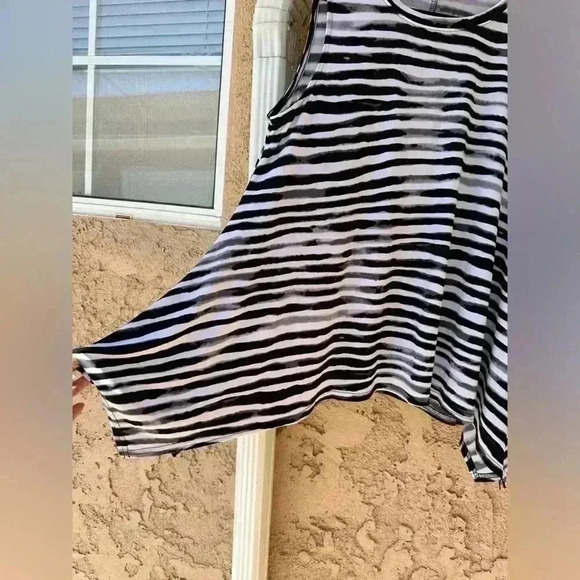 Vince Camuto Black White Striped Asymetric Sleeveless Tunic - Picture 3 of 6